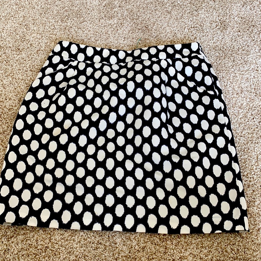 Loft skirt size 6. Navy blue with polka dots.